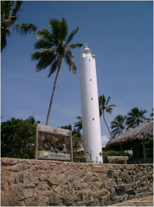 Leuchtturm bei Praia do Forte beim Gelände des TAMAR Projekts