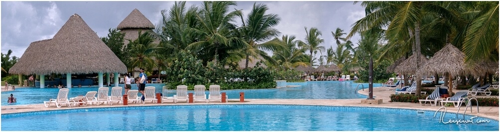 Das ist nur ein Teil der weitläufig angelegten Poollandschaft, die sich durch die Anlage des Hotels zieht.