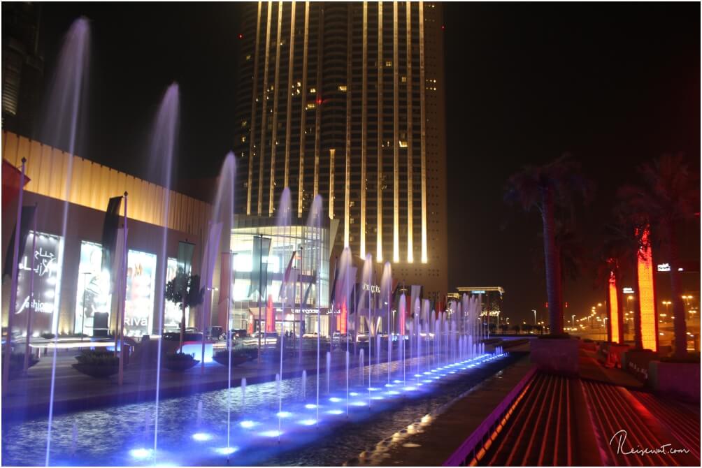 Bei Dunkelheit wird der Eingangsbereich der Dubai Mall farbig illuminiert