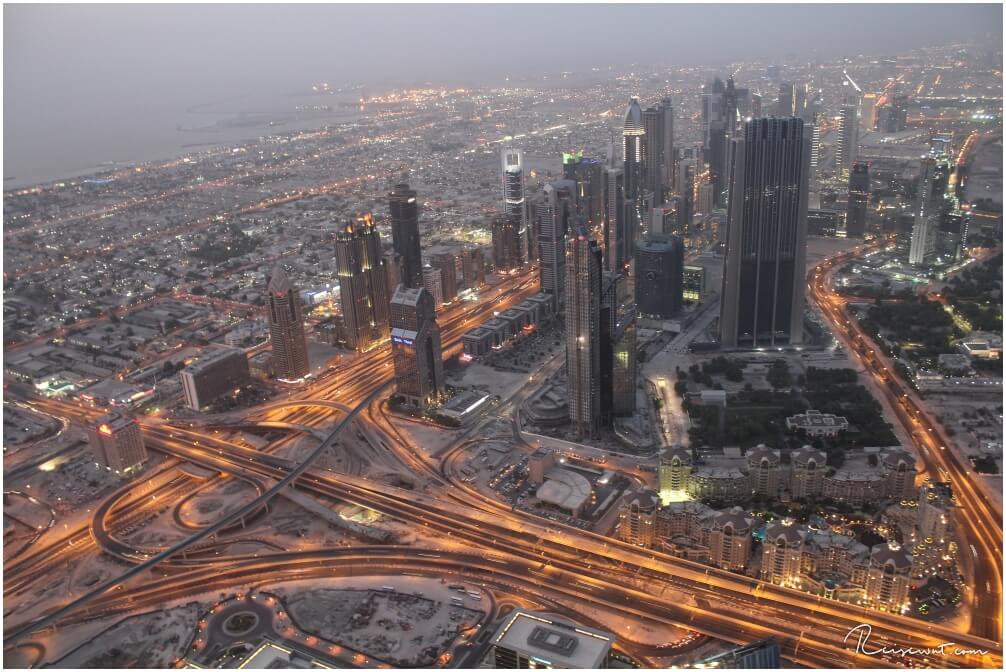 Kurz bevor es dunkel wird ist die - subjektiv betrachtet - schönste Zeit oben auf dem Burj Khalifa