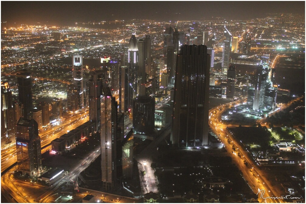 Es ist dunkel geworden. Wenn die Lichter angehen werden einem die Dimensionen Dubais erst bewusst
