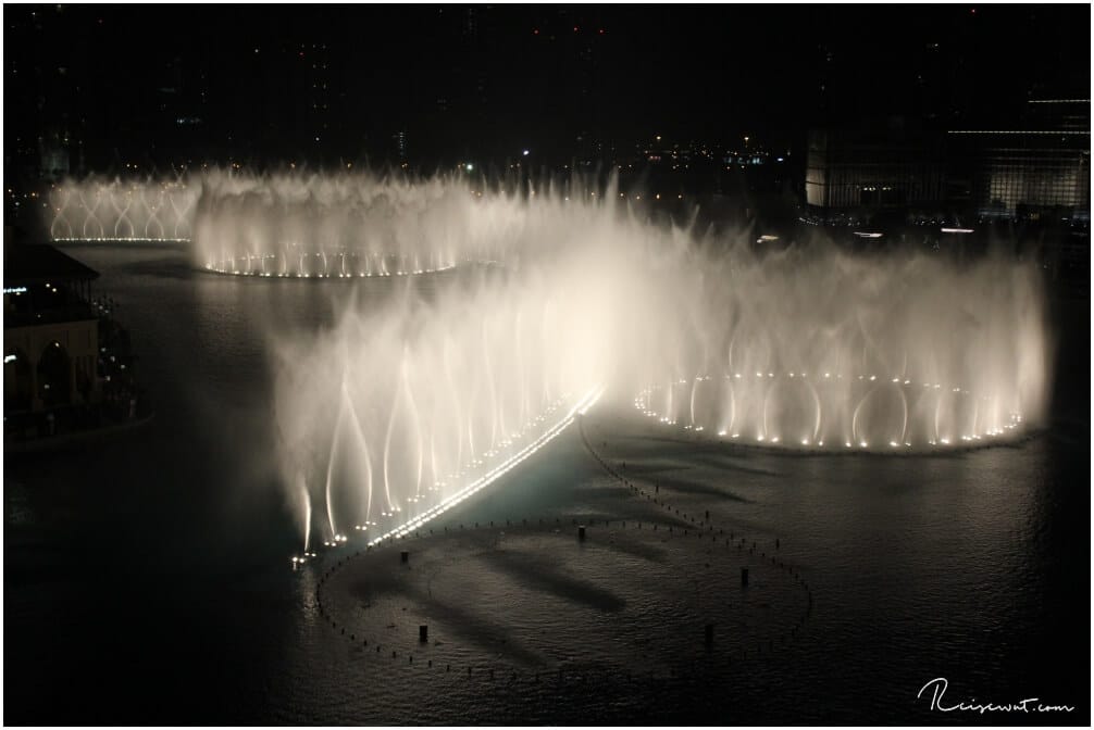 Die Dubai Fountains von Joe's Cafe aus gesehen