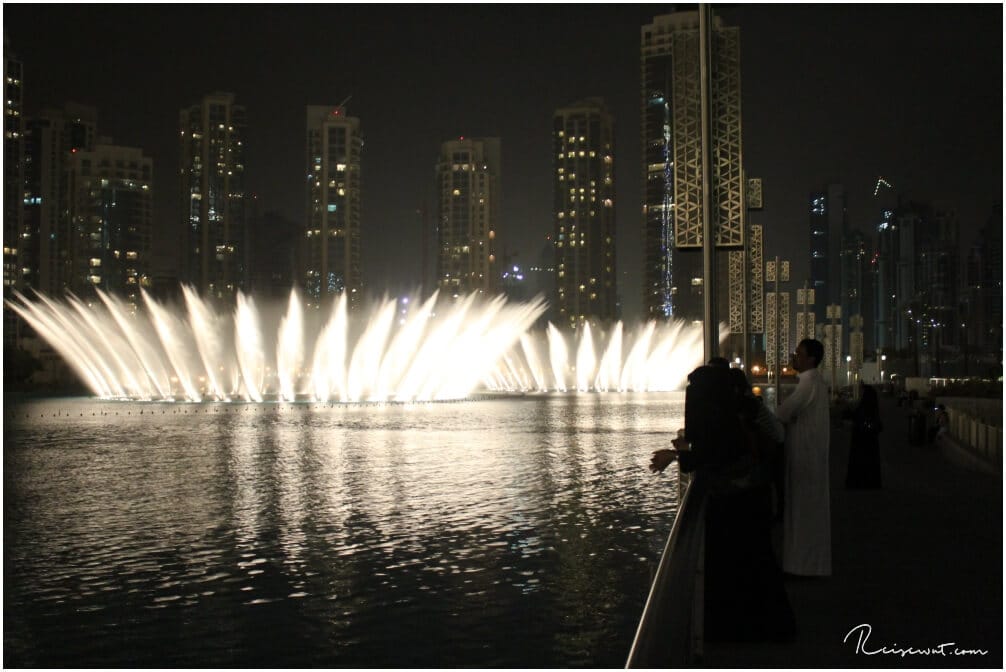 Staunen auf arabisch wenn die Dubai Fountains in Aktion sind