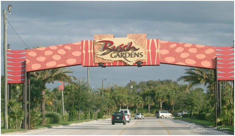 Das Tor nach Busch Gardens, hier kommt man zwangsweise mit dem Auto an