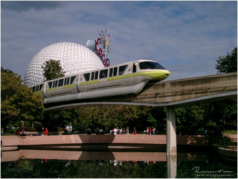 Die Monorail fährt auch durch EPCOT