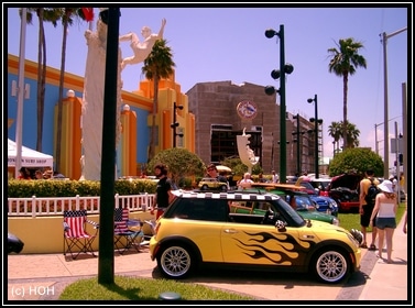 Mini Cooper Show vor dem Shop