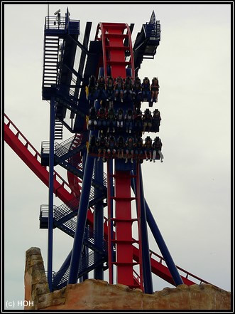 SheiKra .. die "bodenlosen" Wagen lassen sich gut erkennen