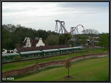 Zugfahrt durch den Park, im Hintergrund der SheiKra - Coaster