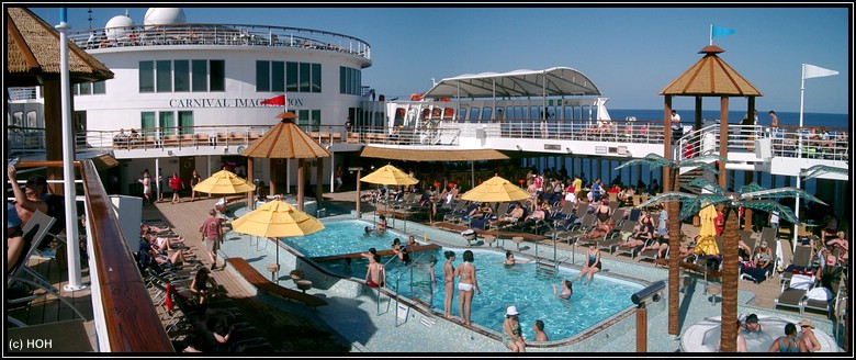 Der Mainpool der Carnival Imagination, bei einem Tag auf See ist es dort leicht voll