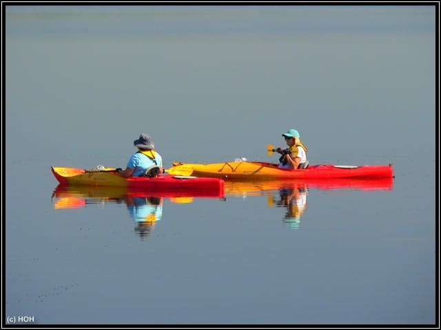 Zwei Kanufahrer auf dem spiegelglatten Upper Myakka Lake