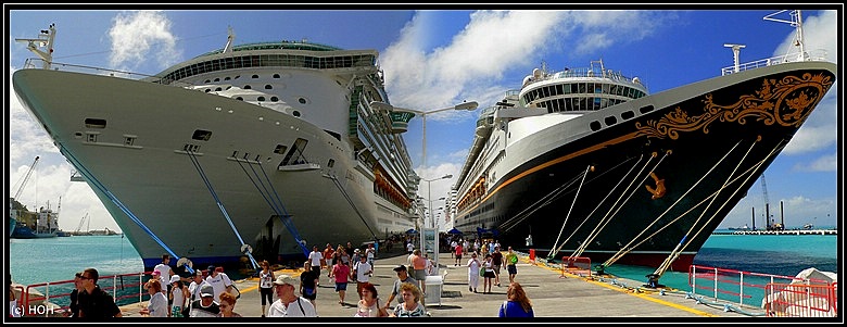 Liberty of the Seas und die Disney Magic im Hafen von Philipsburg, Sint Maarten