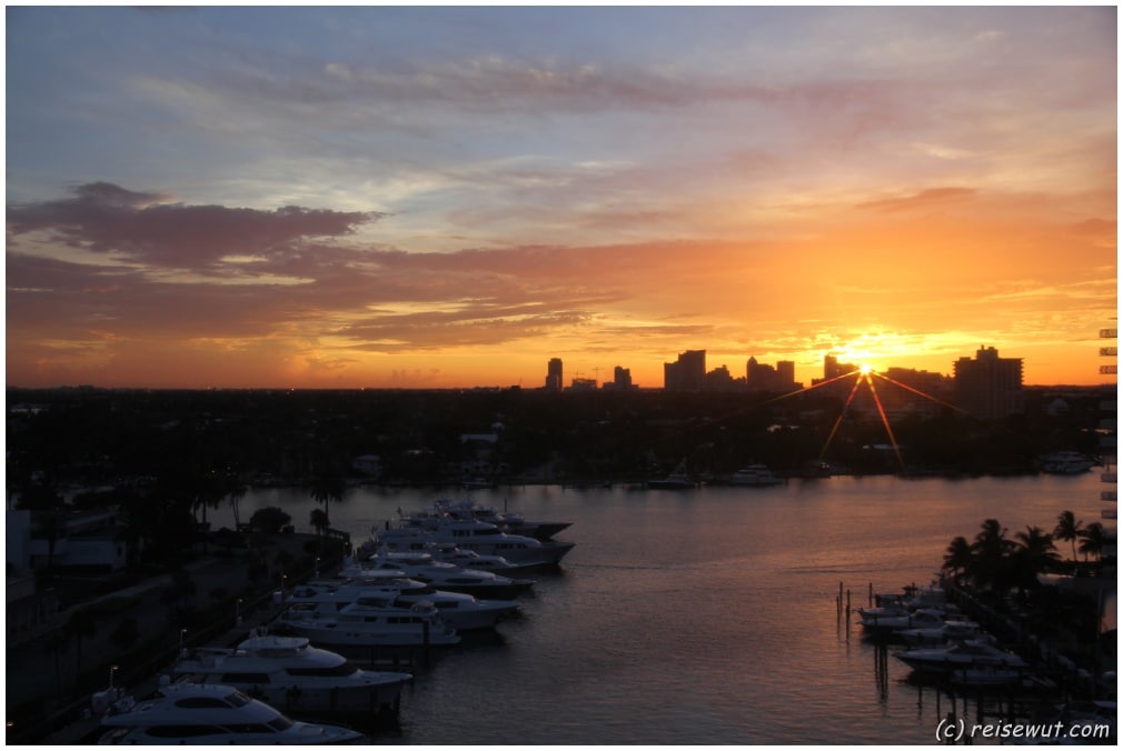 Vom Wohnzimmer aus durch die Scheibe fotografiert ... der heutige Sonnenuntergang in Fort Lauderdale