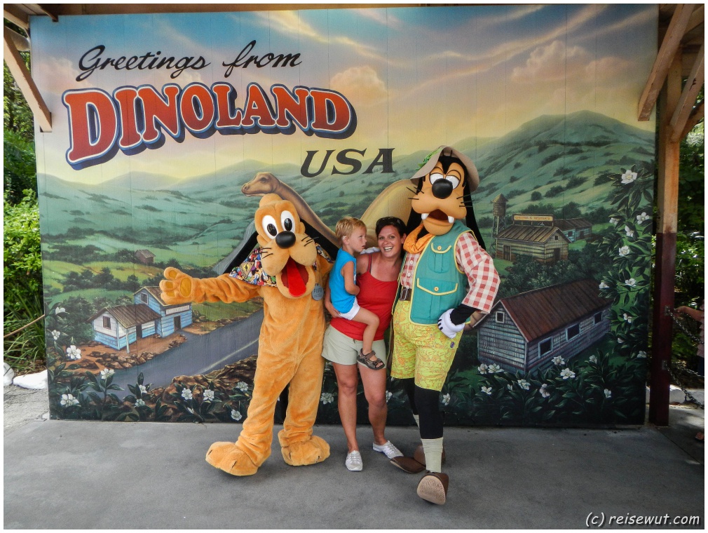 Fotoshooting mit Pluto und Goofy, so richtig wohl scheint Finley nicht zu sein dabei *g*