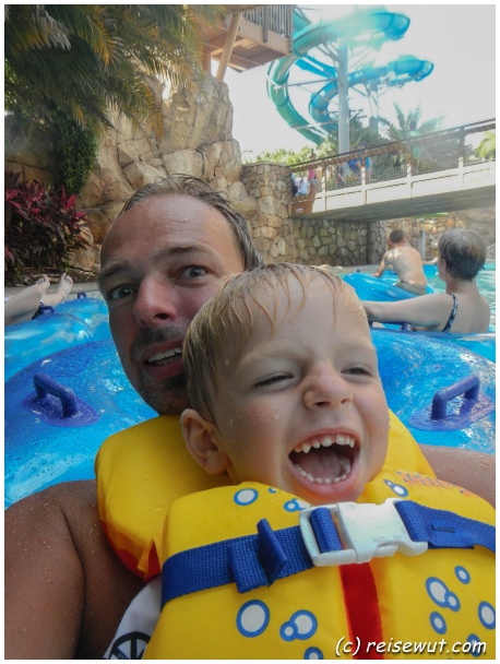 Lazy River Fun mit Vater und Sohn