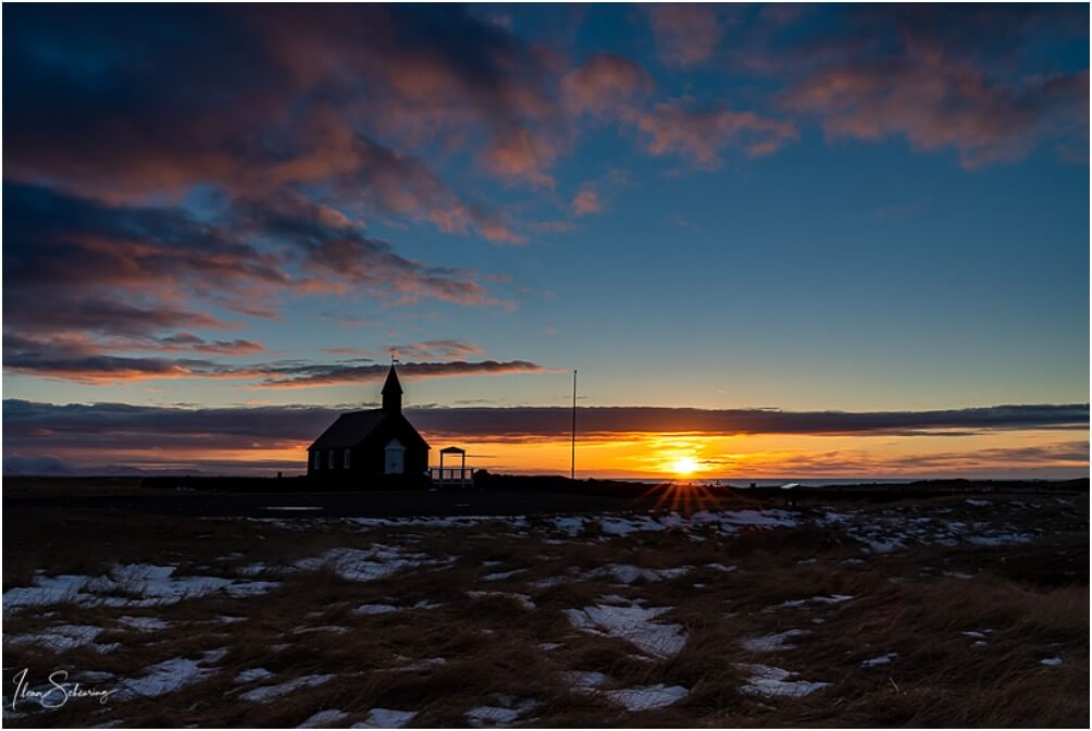 Sonnenaufgang hinter der Budirkirkja