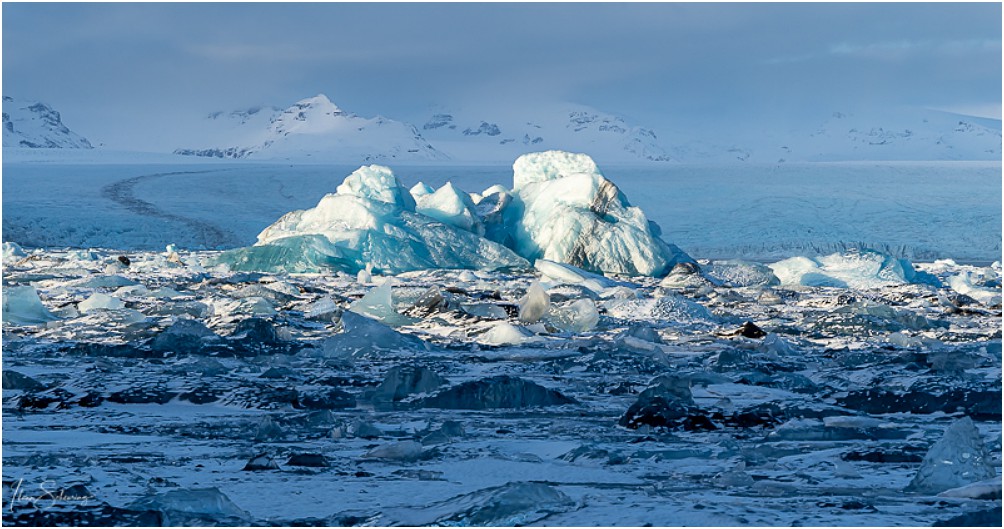 Im Hintergrund die gewaltige Gletscherzunge des Breiðamerkurjökull