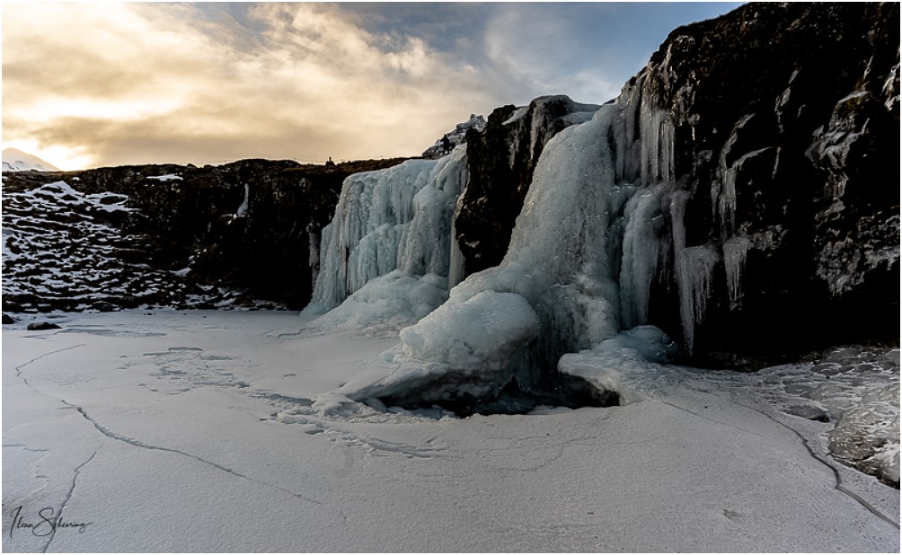 Die vereisten Lower Falls vom Kirkjufellfoss