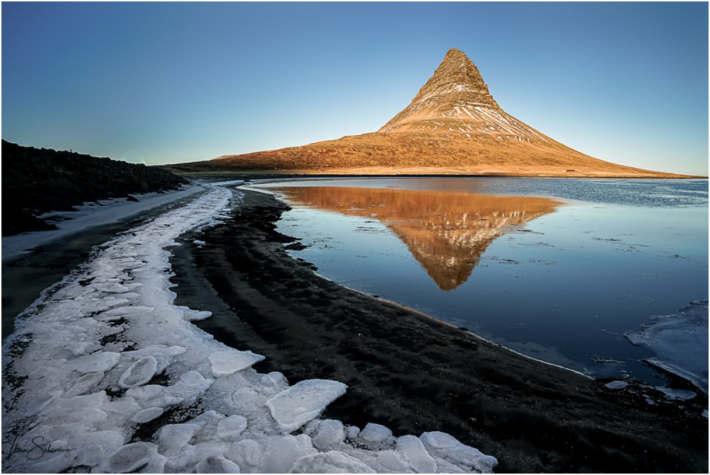 Spiegelung vom Kurkjufell in der Lagune