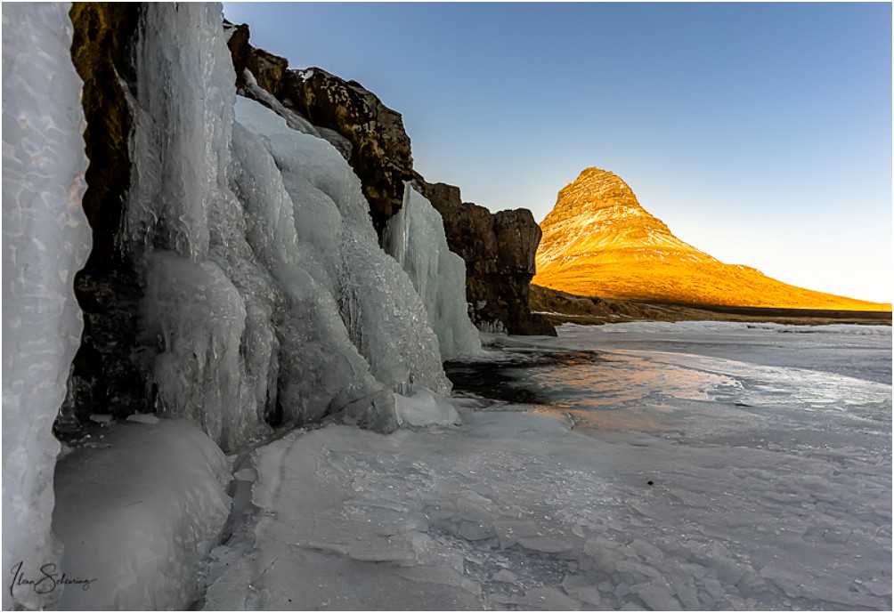 Die unteren Wasserfälle vom Kirkjufellfoss sind mächtig vereist