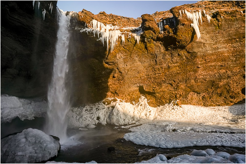 Der Kvernufoss im Winterkleid