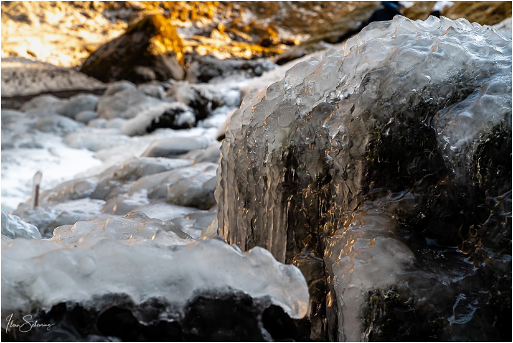 Eine dicke Eisschicht verhüllt Teile der Umgebung