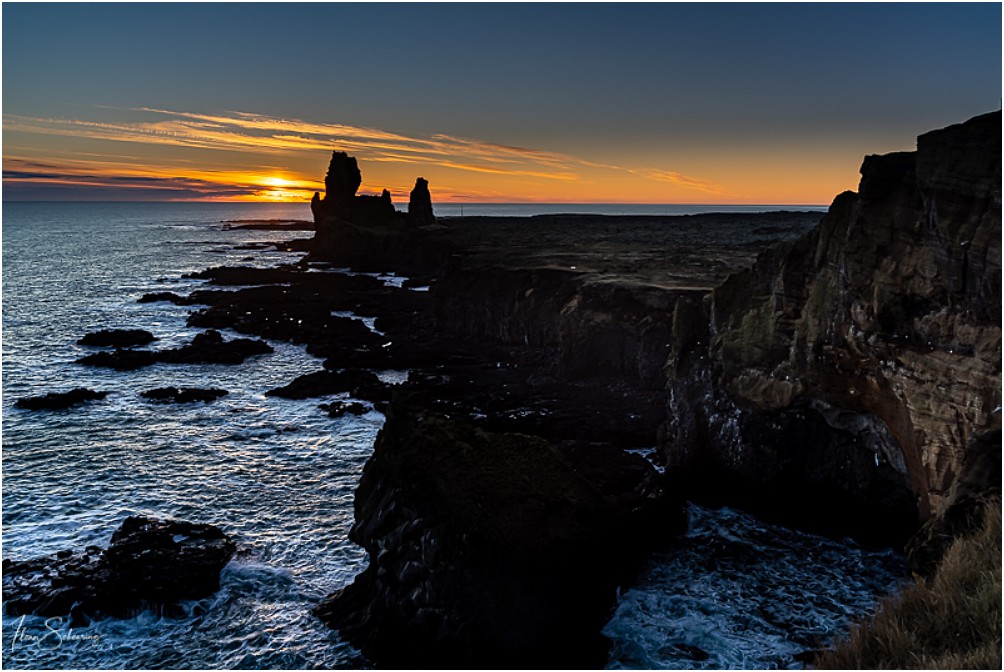 Sonnenuntergang hinter den Klippen von Londrangar