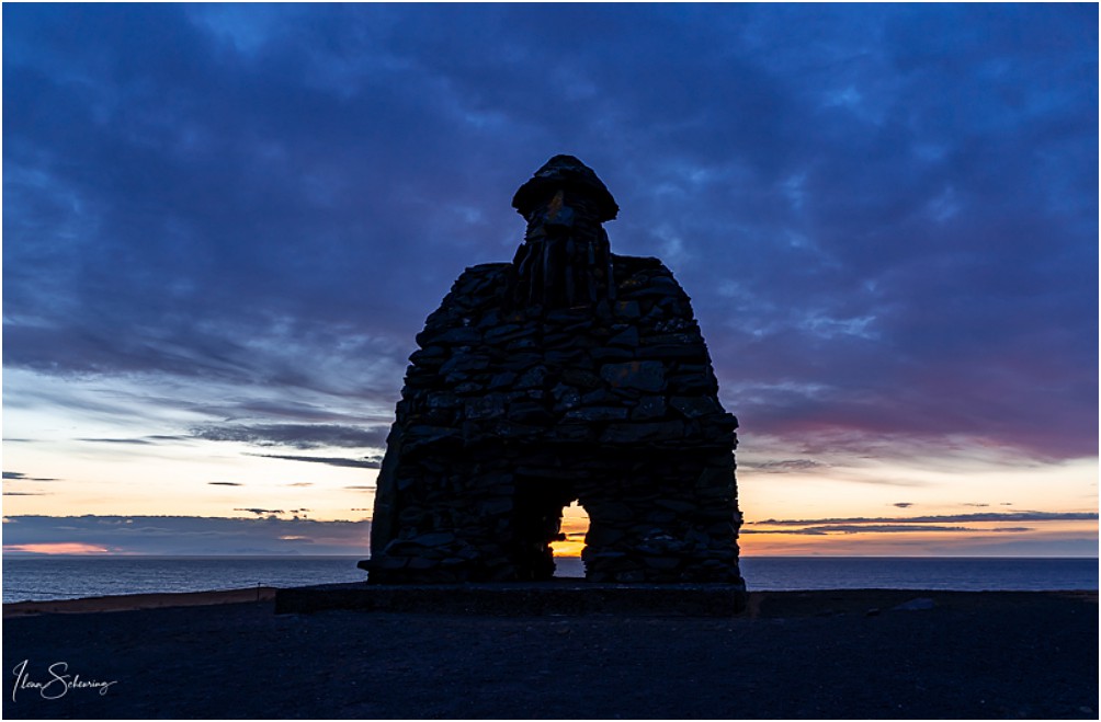 Der steinerne Wächter Bárður Snæfellsás zum Sonnenaufgang