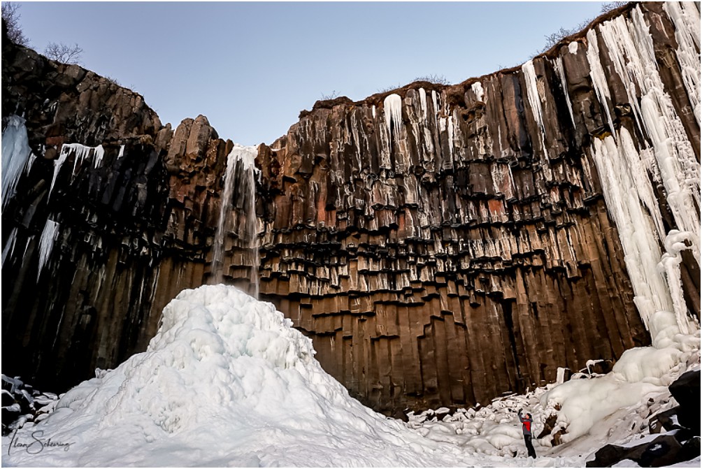 Dicke Eiszapfen links und rechts flankieren den Svartifoss heute