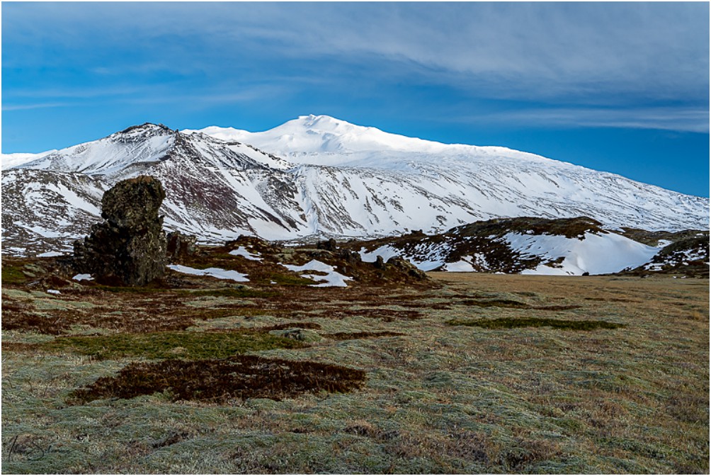 Von der Stichstraße runter zum Strand blickt man zurück auf den Snaefellsjökull