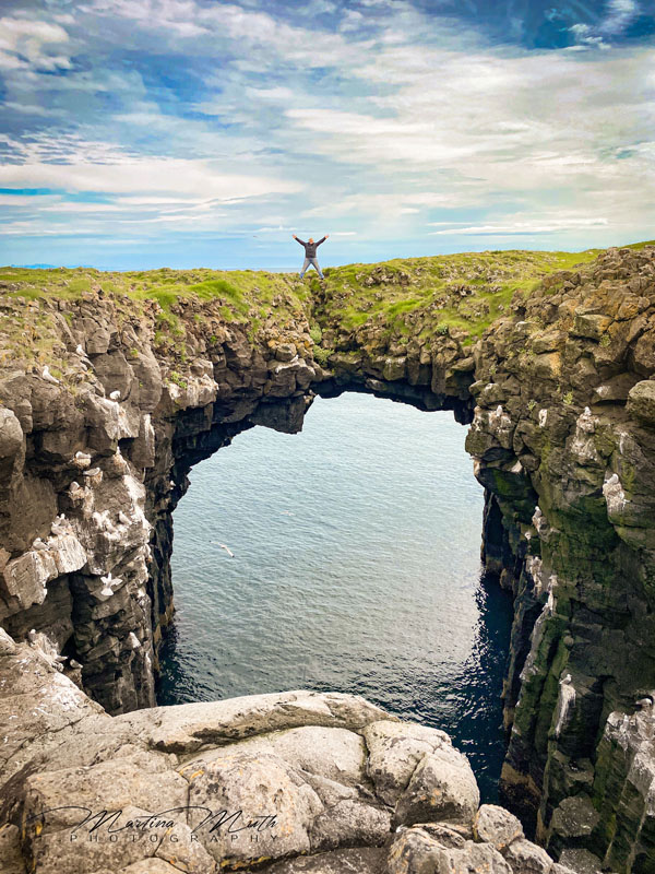 Der Felsbogen Miðgjá bei Arnarstapi
