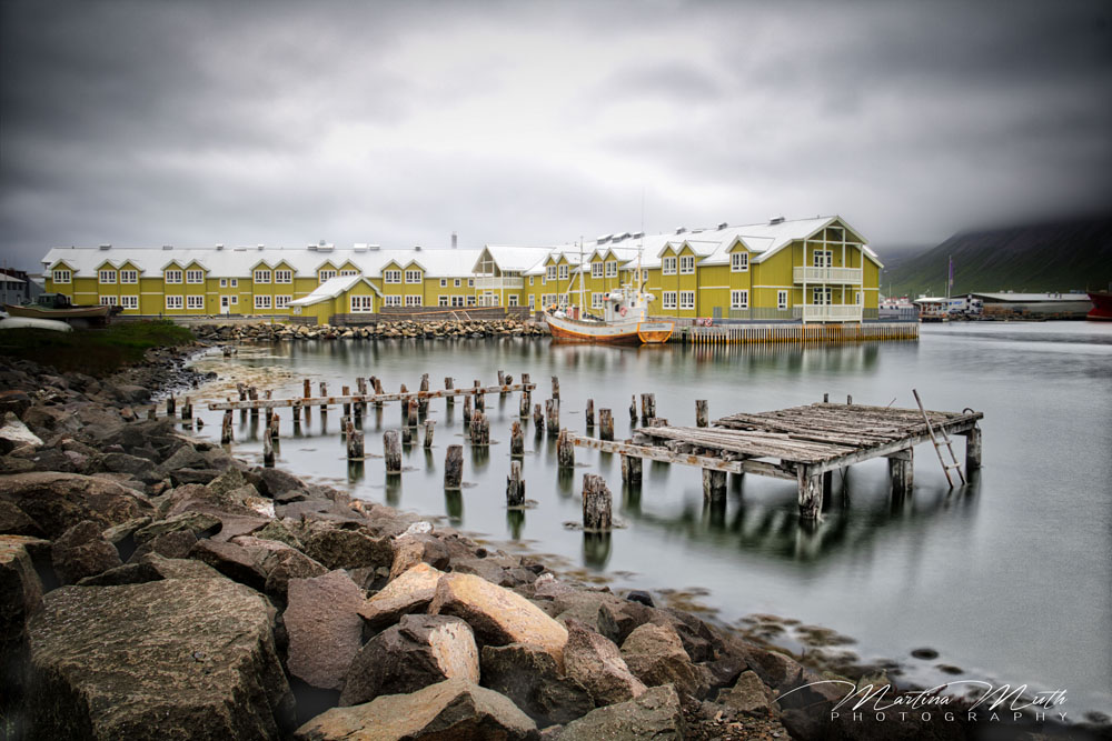 Das hellgrüne Sigló Hótel liegt sehr fotogen am Hafen von Siglufjördur