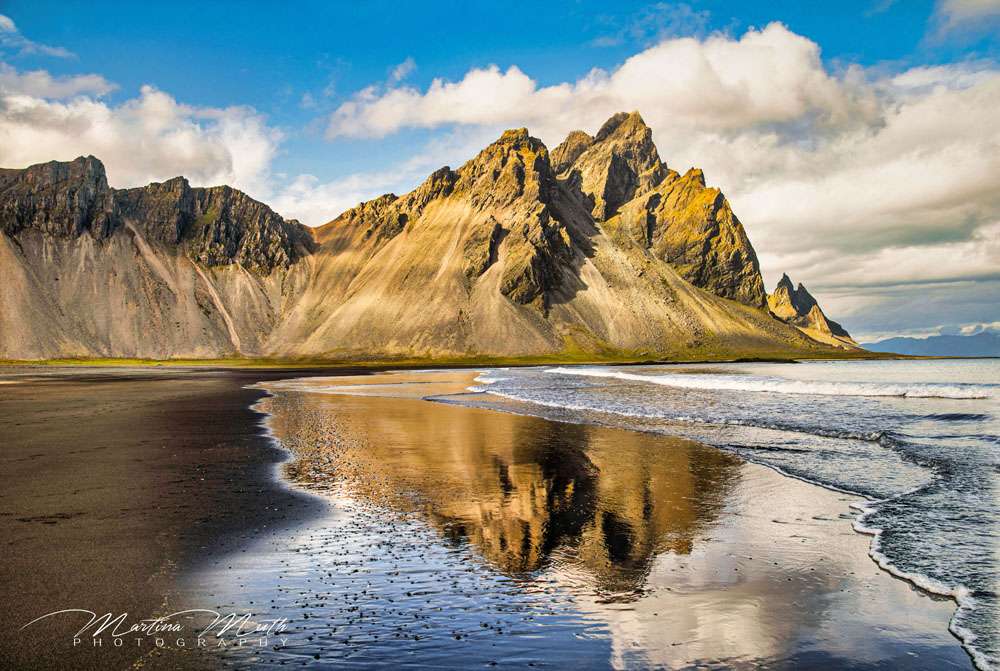 Schöne Spiegelung bei Stokksnes am Strand