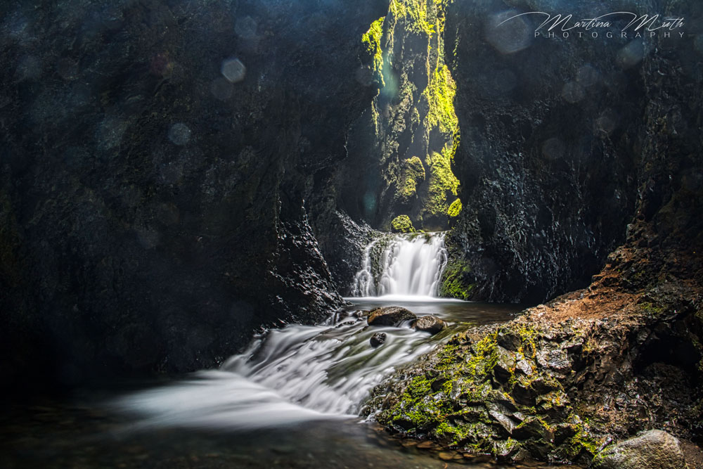 Nauthúsagil Canyon ... links neben dem oberen kleinen Wasserfall ist ein Seil gespannt