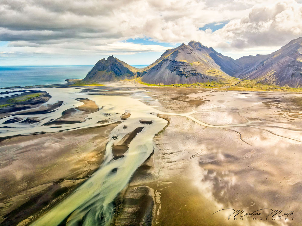 Im Hintergrund links erkennt man den Batman Mountain