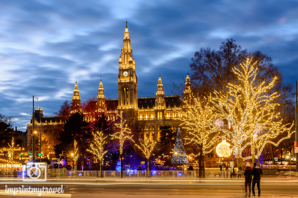 Einer der bekanntesten Weihnachtsmärkte in Wien, der Christkindlmarkt am Rathausplatz