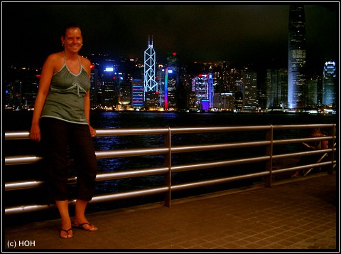 Frauchen vor der beeindruckenden Skyline in Hongkong
