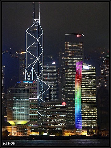 Die Bank of China inmitten der Skyline am Abend