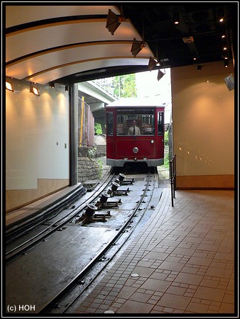 Die Peak Tram bei der Einfahrt in die Station ...