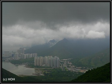Gegen Ende der Seilbahnfahrt nach unten ... Blick auf Lantau 