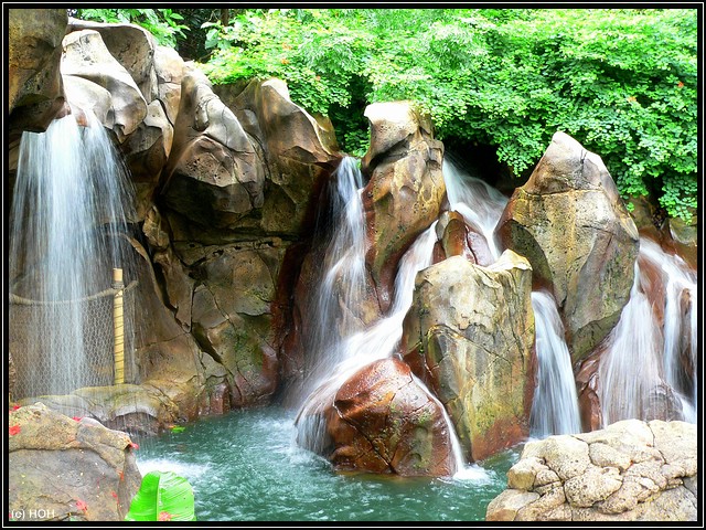 Ein künstlicher Wasserfall im Adventureland