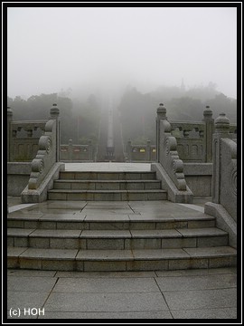Die Treppe hinauf zur Buddhastatue ...