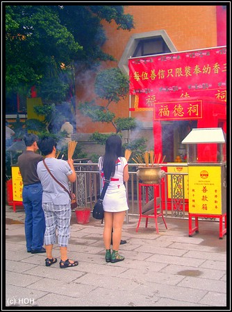 Gläubige im Wong Tai Sin Tempel