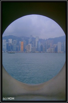 Hong Kong Island ... durch eine Statue durchfotografiert