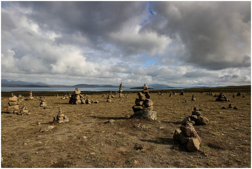 Unterwegs von Reykjavik zum Thingvellir National Park kommt man an diesen Steinhäufchen vorbei