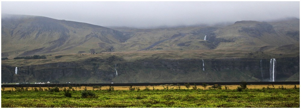 Durch den Regen kommt überall Wasser von den Bergen