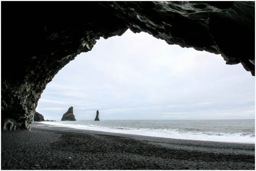 Die große Höhle am Strand von Reynisfjara