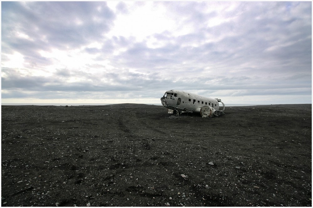 Ankunft am Flugzeugwrack, welches einsam und verlassen mitten in der Sandurfläche liegt