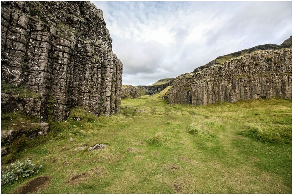 Dverghamrar mit dem Foss á Siðu im Hintergrund