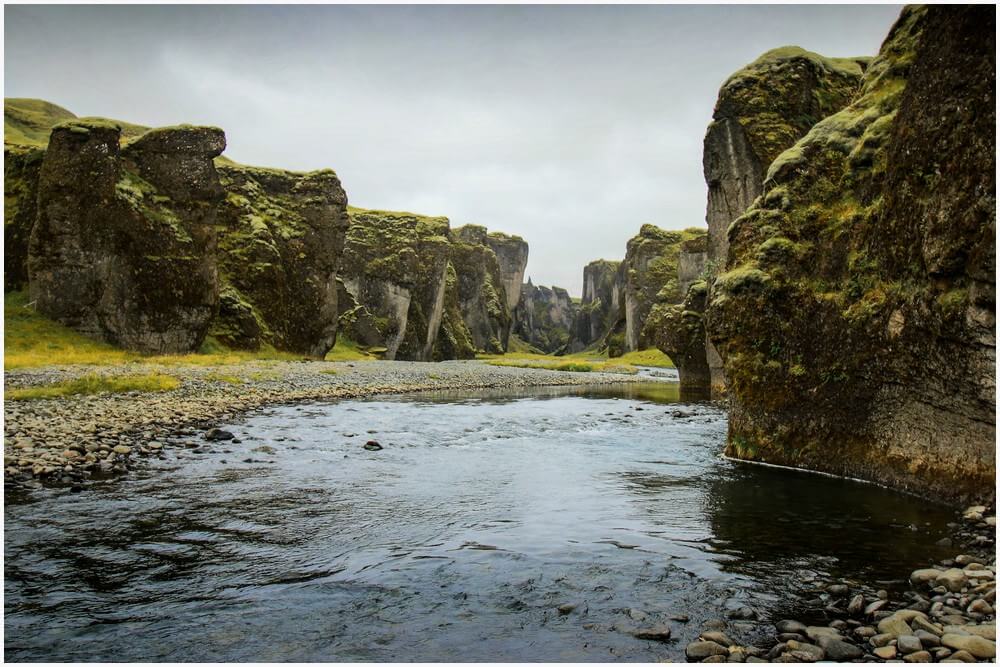 Fjaðrárgljúfur Canyon von unten
