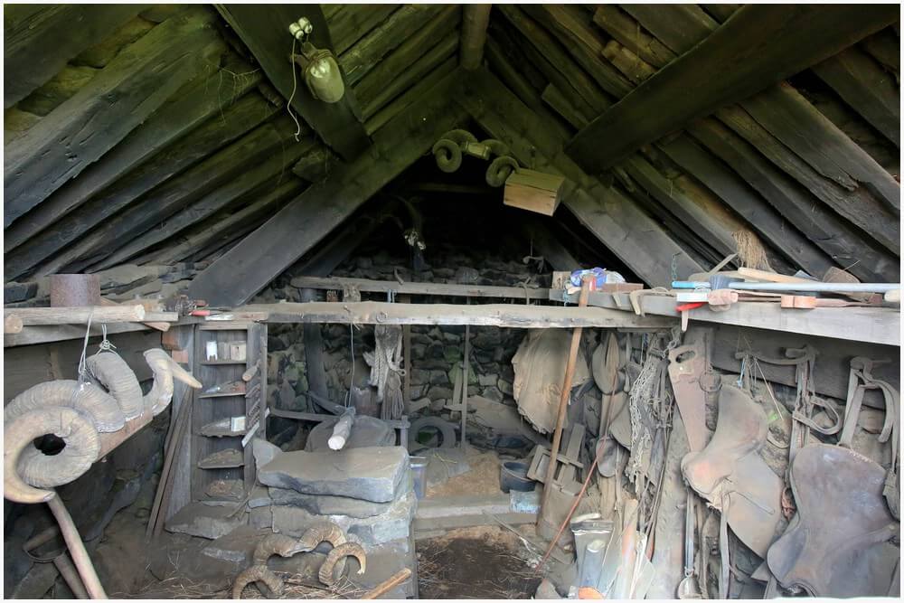Ein Blick ins innere eines der Häuser. Inzwischen wurde das kaputte Fenster repariert und kann kann nicht mehr hinein gucken